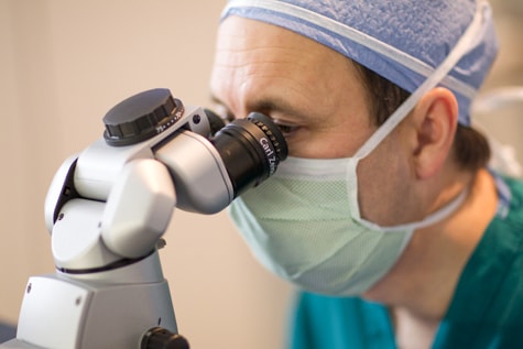 LASIK surgeon performing all-laser LASIK at Wolfe Eye Clinic.