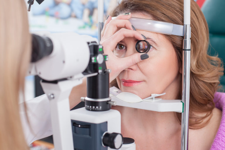 Iowa eye specialist performs diabetic eye disease exam 